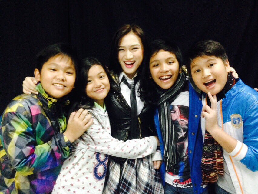 MelodyLaksani's tweet photo. Kemarin ketemu 4 besar finalist Idola Cilik 5. Adik2ku, kangeeen~ semangat terus ya😘 https://t.co/VhvNmn9s3q