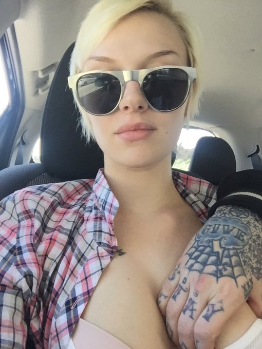 When you have a personal tit grabber 💅🏼🌚 https://t.co/spx8Rmoi3H<a href="/tag/nsfw"class="tags"><span>#nsfw</span></a>