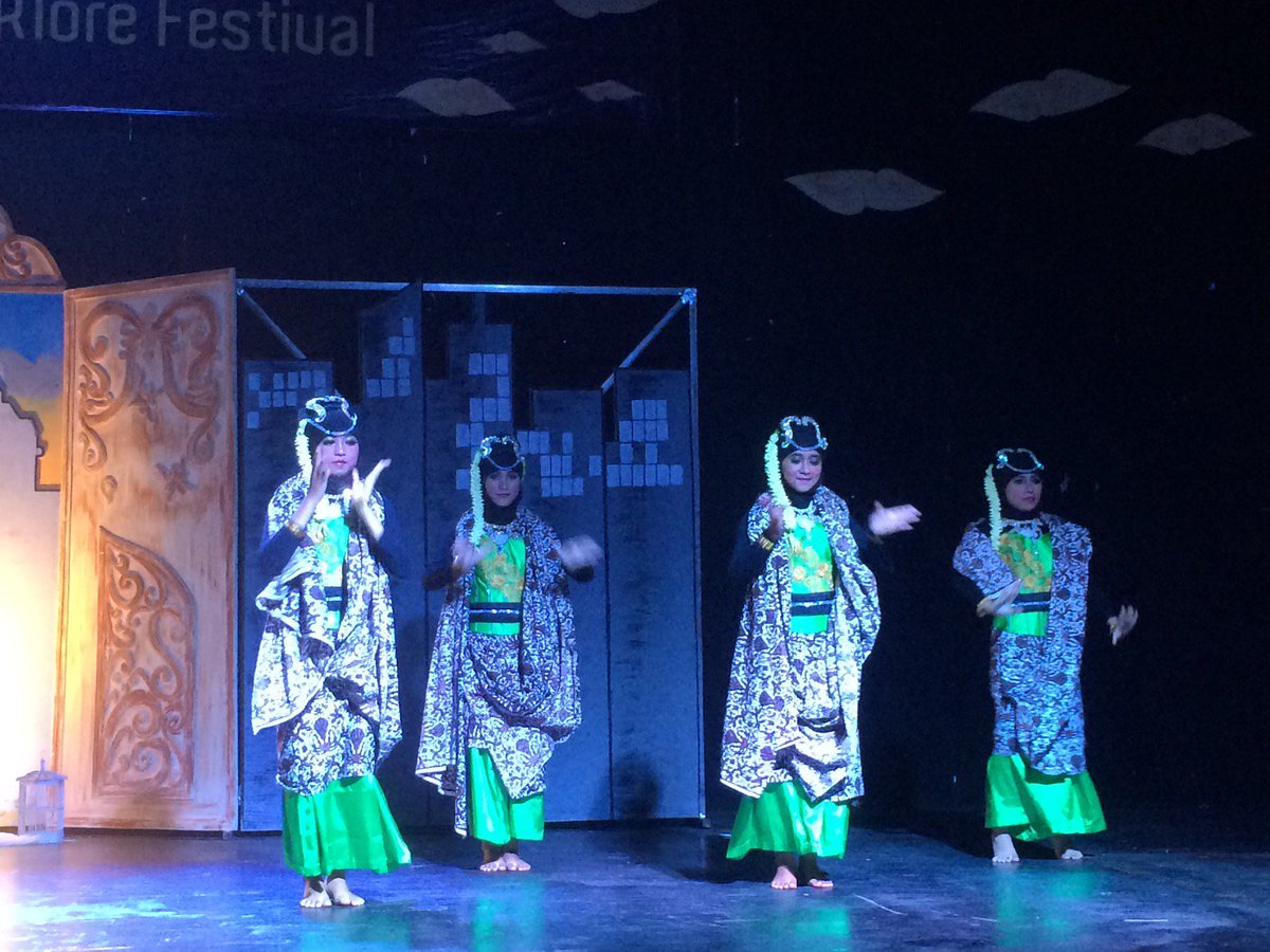 Penampilan ke4 dengan kostum yg didominasi warna hijau ini dan kainnya yg panjang, awesome!