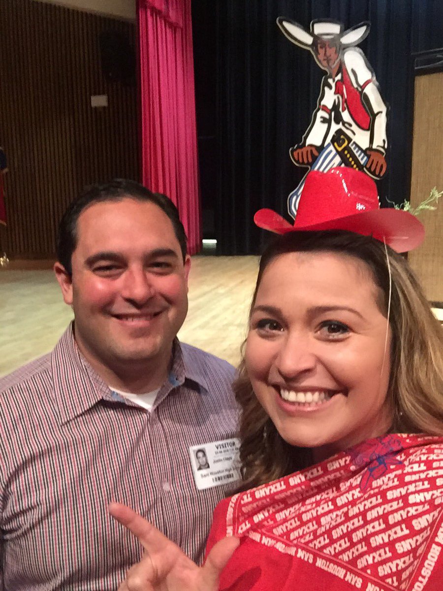 SamChez507's tweet photo. @SamHouston #iHaveSpirit #SpiritContest #Retweet2Support Another #SamPride Alum Guest I brought back to speak. https://t.co/r0coEVvVpP