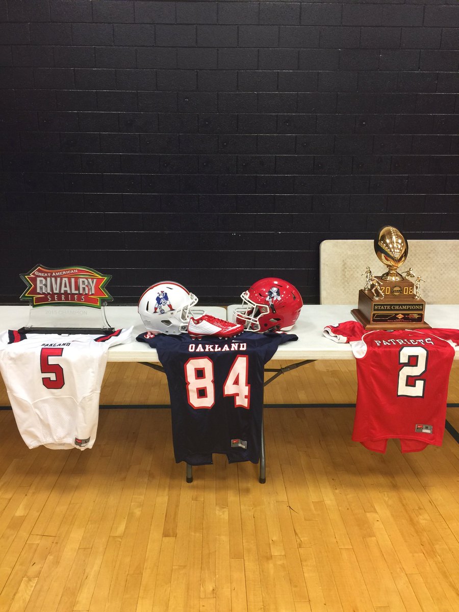JoshConner_'s tweet photo. Oakland Football table at Freshman Orientation last night! #WaitUntilYouSeeWhatsNext #Upgrade https://t.co/3le7Ue7ADZ