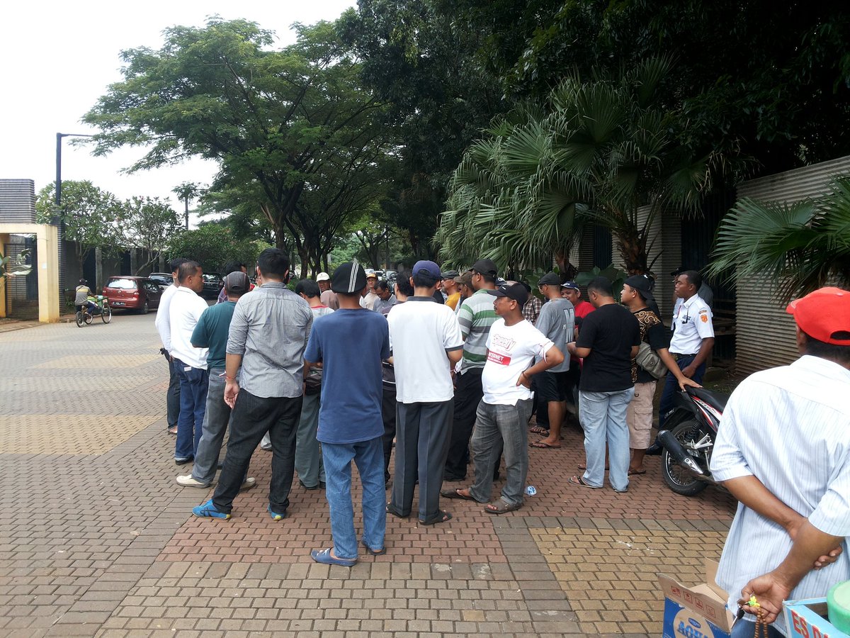 IniPamulang's tweet photo. Pamulang 2 arah bsd PAMER imbas UNRAS warga cendana residence cc: @TMCPoldaMetro @humastangsel @RadioElshinta https://t.co/6ucBtu5ZA1