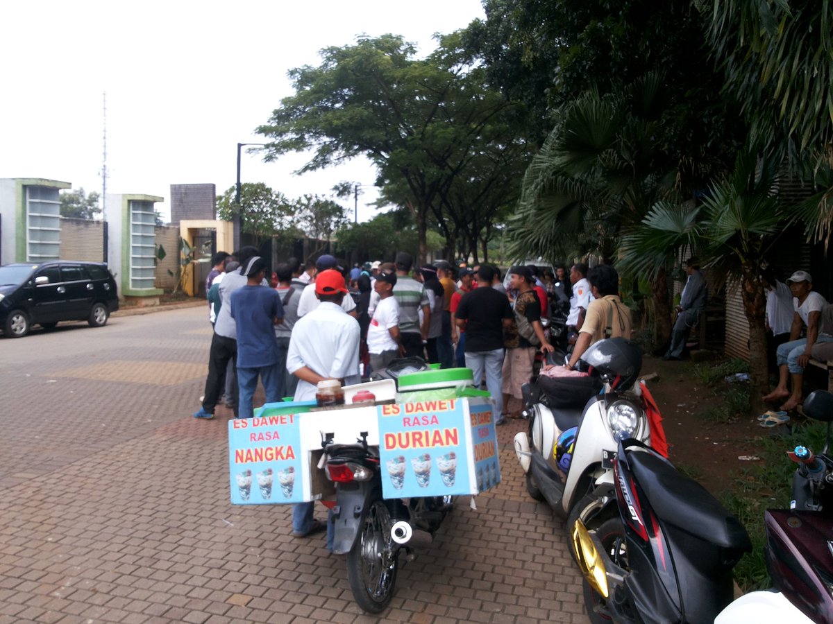 IniPamulang's tweet photo. Pamulang 2 arah bsd PAMER imbas UNRAS warga cendana residence cc: @TMCPoldaMetro @humastangsel @RadioElshinta https://t.co/6ucBtu5ZA1