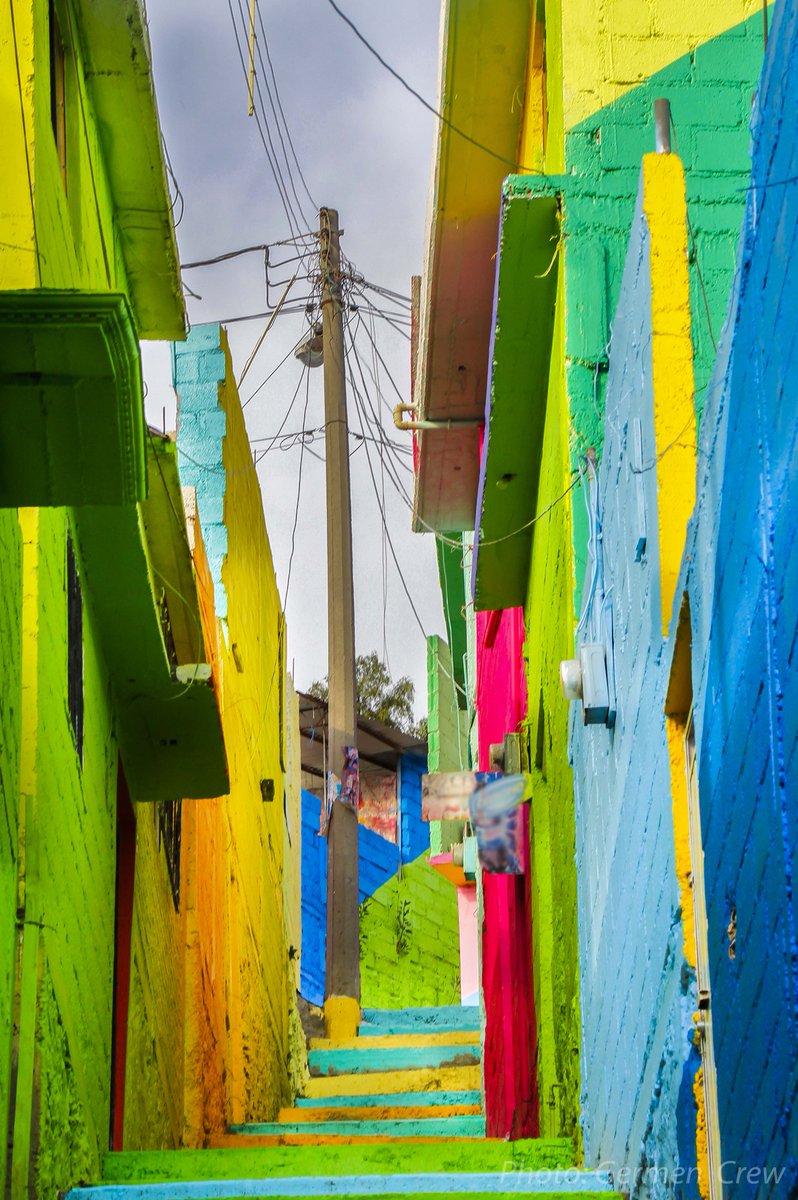 En calles y callejones. Inunda el #color nuestros corazones #streetartmxstyle #arteurbano  #mexicomagico #streetart