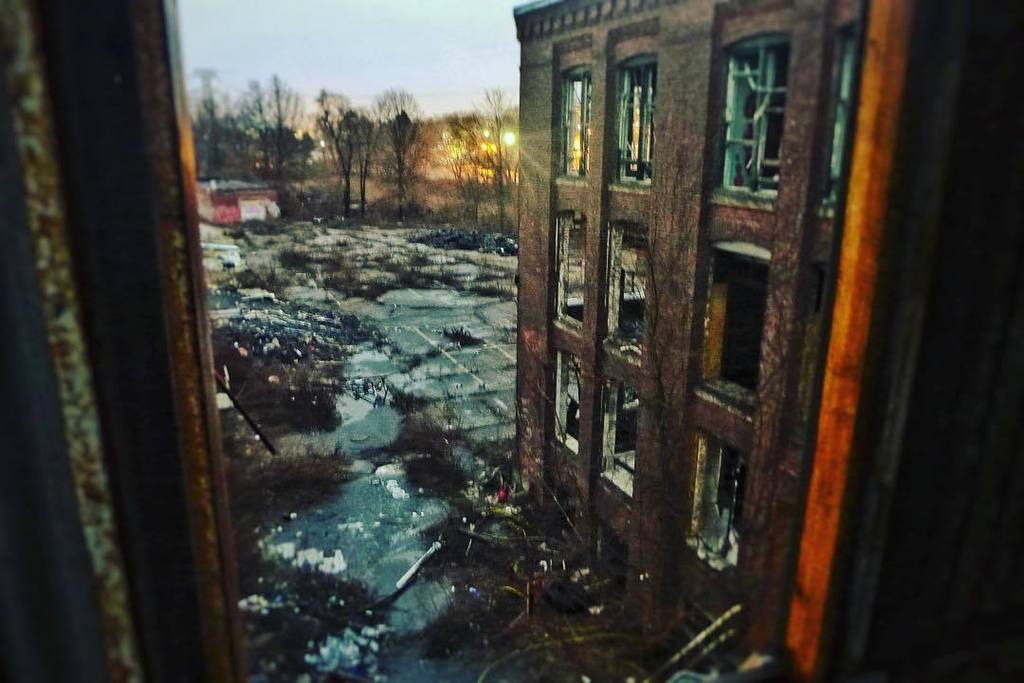 BrujaMaracc's tweet photo. If these walls could talk ... #howtopimpabutterfly #thesewalls #kendricklamar #photography #photooftheday #abandone… https://t.co/qiGsNmhBuC
