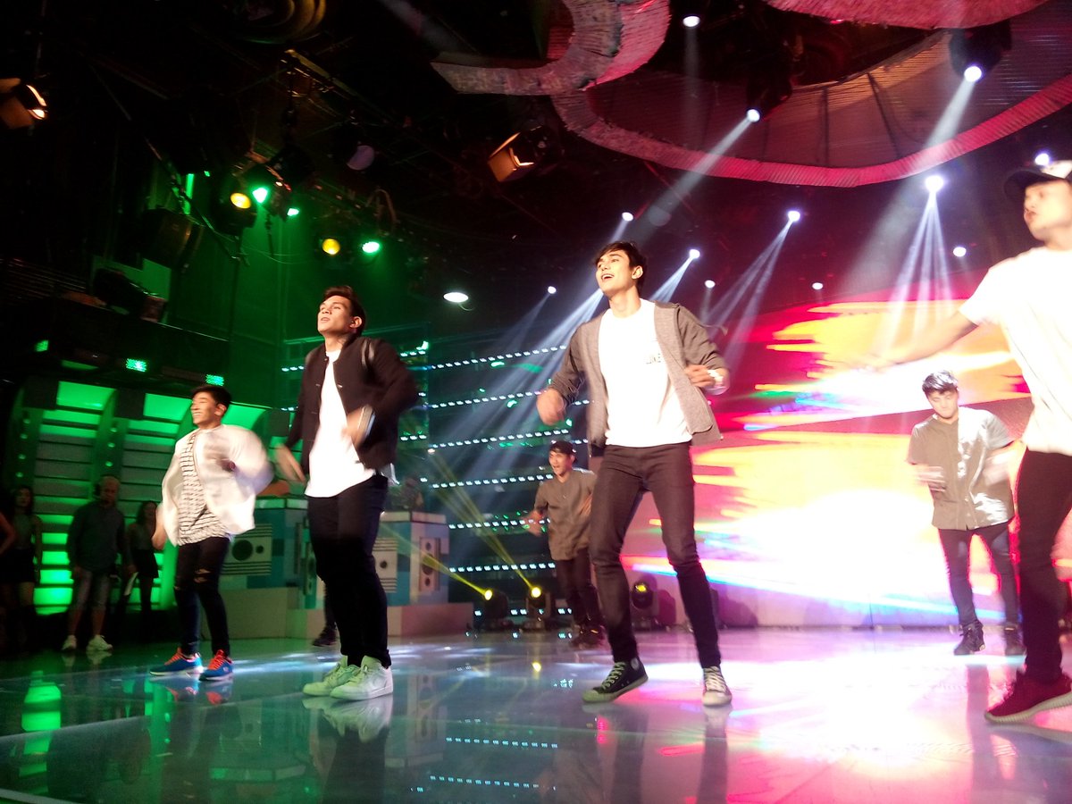 itsShowtimeNa's tweet photo. The Kilig Ambassadors, Hashtags! #ShowtimeThirstDay https://t.co/dg3bAqsvmZ