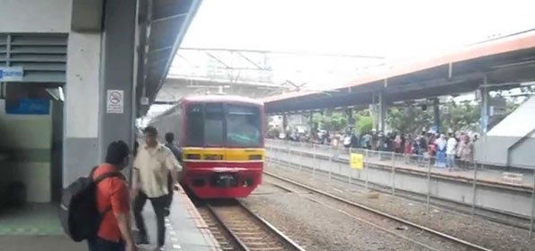 KA Senja Utama Anjlok di antara Stasiun Karet dan Stasiun Tanah Abang -  arenamusik.com/infotainment/k…