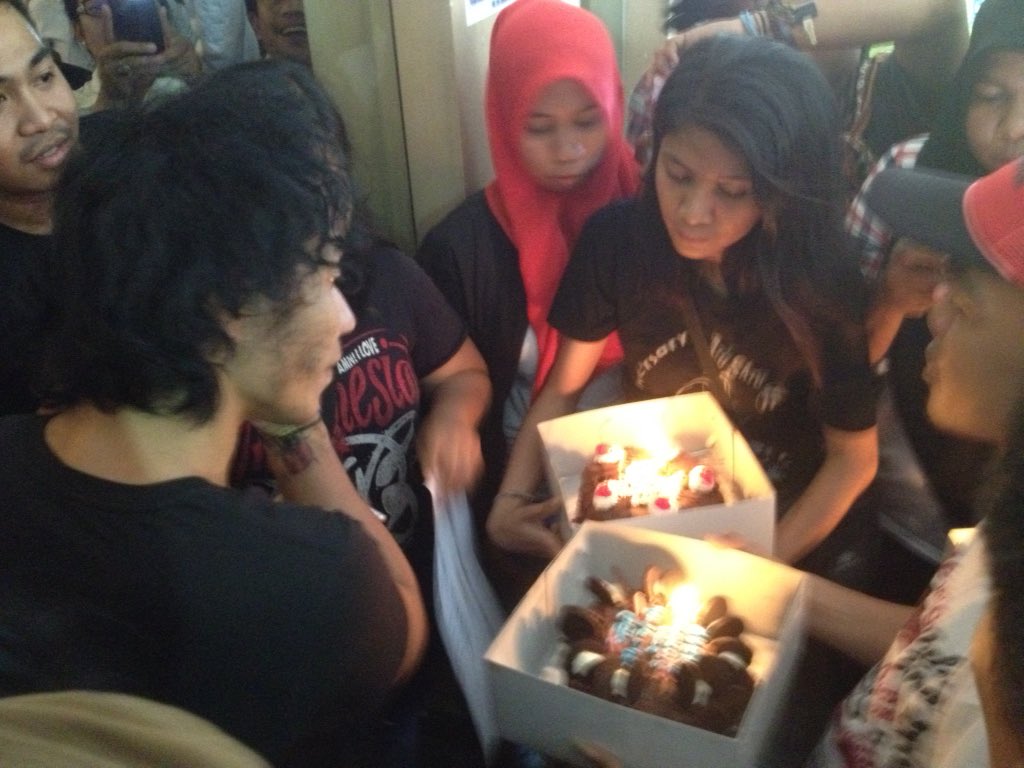 slankdotcom's tweet photo. Surprise dari Slankers Sulawesi #HappyBirthdayKakaSlank https://t.co/CQcGXlo6Uj