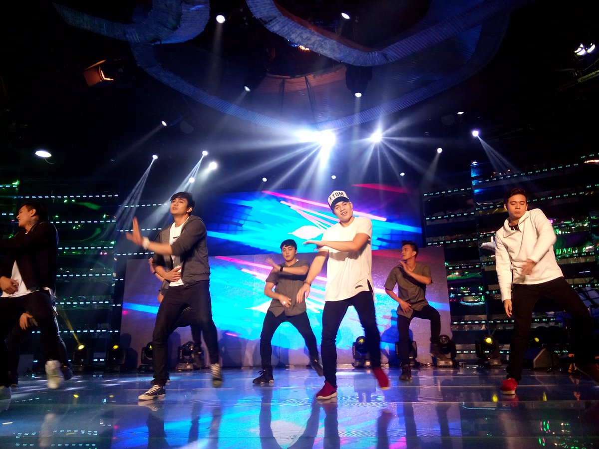 itsShowtimeNa's tweet photo. The Kilig Ambassadors, Hashtags! #ShowtimeThirstDay https://t.co/dg3bAqsvmZ