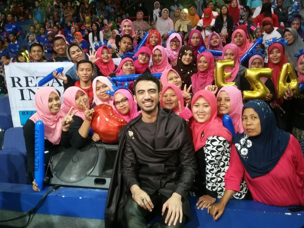chundaryazzahra's tweet photo. Rezalliants itu sperti bintang,mereka memang tdk slalu t'lihat.tp mereka slalu ada untukku.
13 GOKILNYA REZALLIANTS https://t.co/cv9DKxcNEa