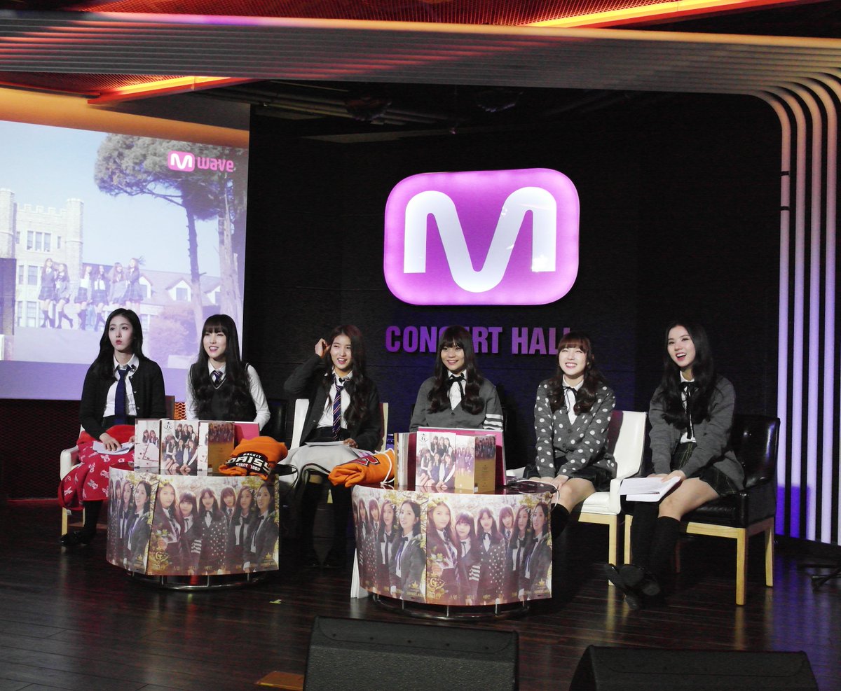 mnetacademy's tweet photo. #Mwave  #GFRIEND @GFRDofficial #M아카데미 M콘서트홀에 요즘 대세 '여자친구'가 함께 하고 있습니다>_< (박수) (환호) https://t.co/nTR0HVDdnS
