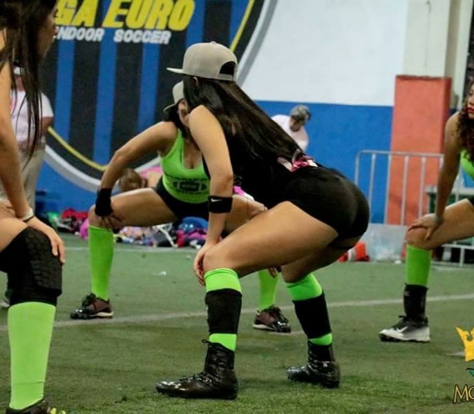 CaarolinaAlv's tweet photo. Calentando antes del partido ✌
#Vaquerasmty https://t.co/fhJkl79GDl