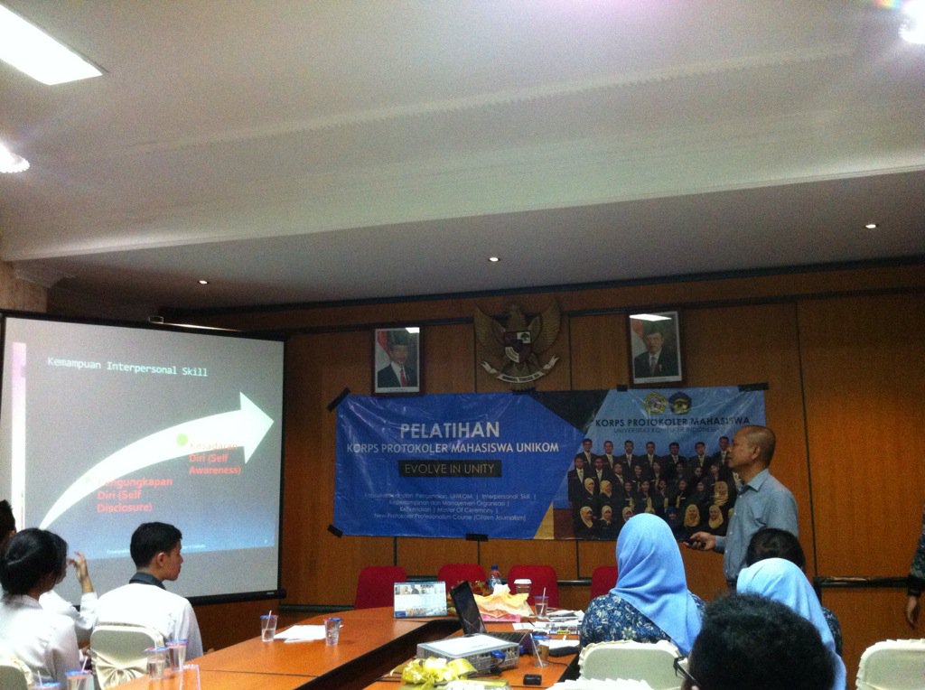 Unikom - sedang berlangsung Pelatihan Korps Protokoler Mahasiswa Unikom ke II yg bertemakan "Evolve In Unity"