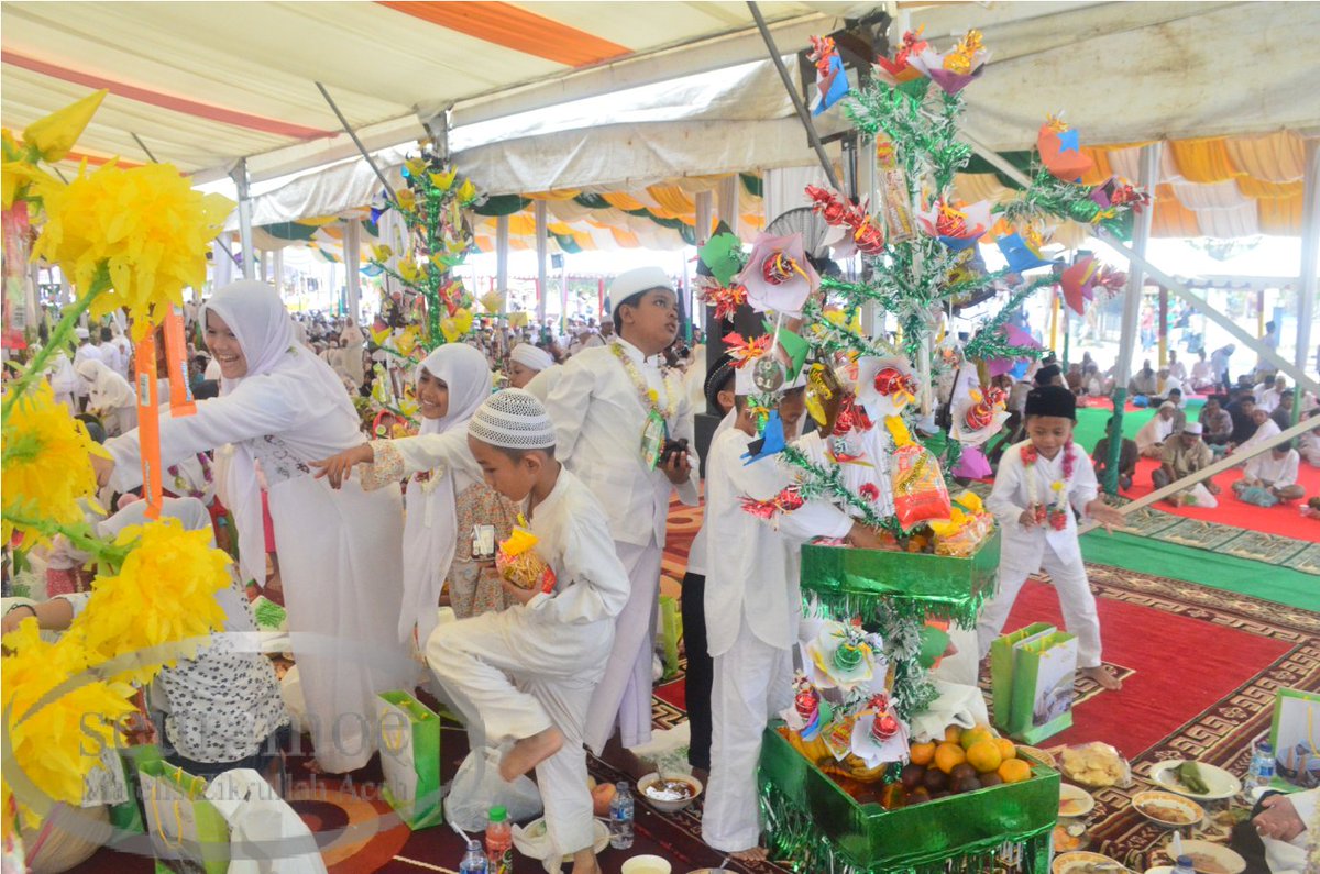 MZA_ACEH's tweet photo. MAULID AGUNG 1437 H MAJELIS ZIKRULLAH ACEH (6/3)
#syaikhmuda @SamunzirHusein  #aceh #maulid #1437
#zikiraceh #news https://t.co/Zikzb2O5Mh