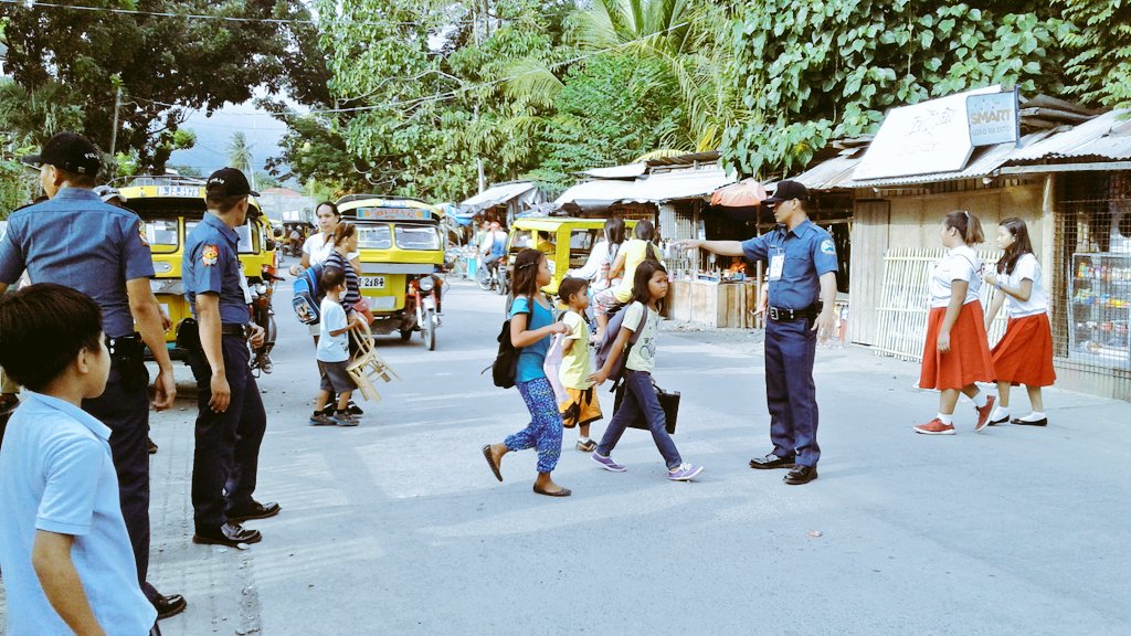 FTPDigosCityPS's tweet photo. 030916 Team 2 of FTP students assisted students to cross pedestrian lane . @pnpts_rstu11 @pnp_ts https://t.co/aFisSDj0Uj