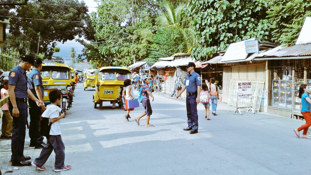 FTPDigosCityPS's tweet photo. 030916 Team 2 of FTP students assisted students to cross pedestrian lane . @pnpts_rstu11 @pnp_ts https://t.co/aFisSDj0Uj