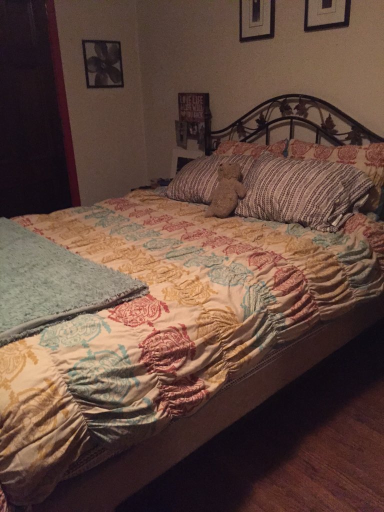 Alexissonfire's tweet photo. Best friend means making her bed for when she comes home from a night of drinking.. #Baelicious #SistaSista https://t.co/QLZwiUcGy5