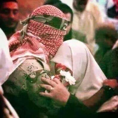 قبل رأسها
وقال،،،،
تامريني بشيء يا أماه،،،
شدت على كتفيه وقالت زلزل الارض تحت اقدامهم ياولدي