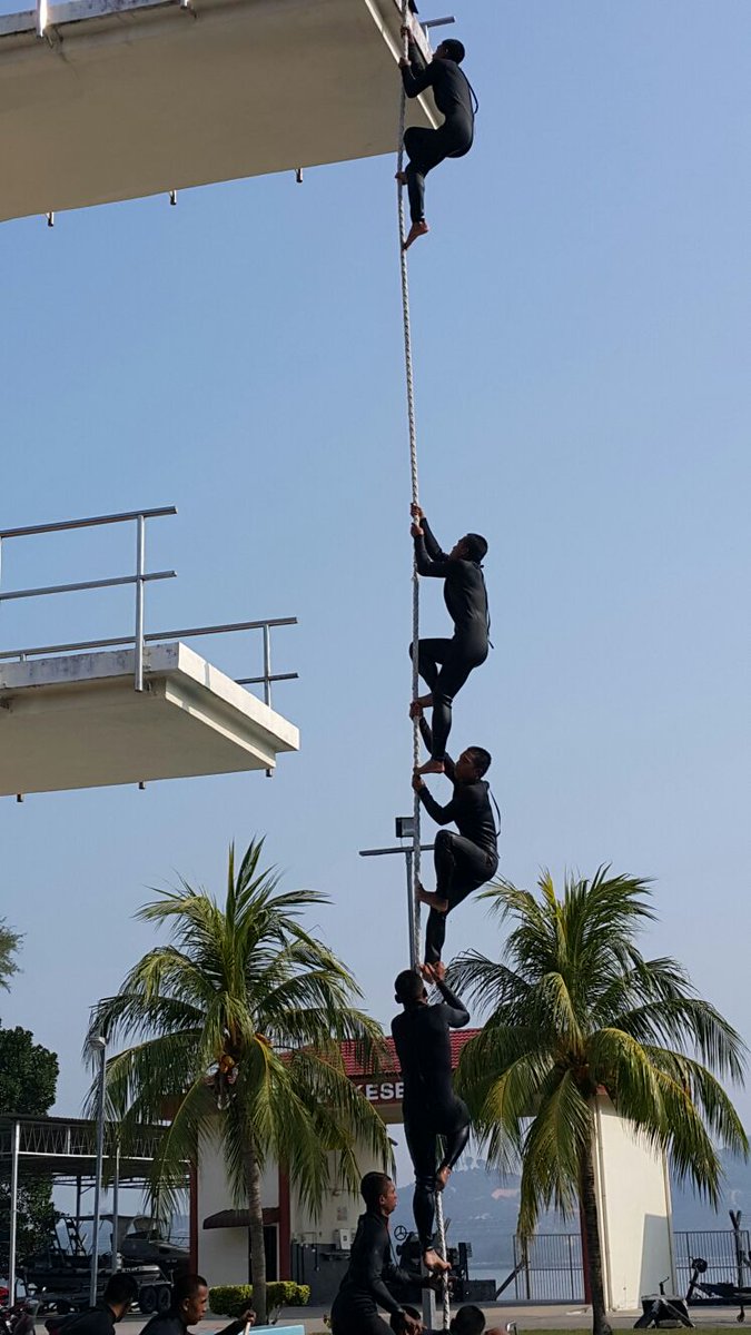 HqDmw's tweet photo. Ship Divers Course closing ceremony. Welcome baby divers. #RunJumpDive @mykamarul @tldm_rasmi @imtkhalid @ZeckDaus https://t.co/4YLKfixQaN