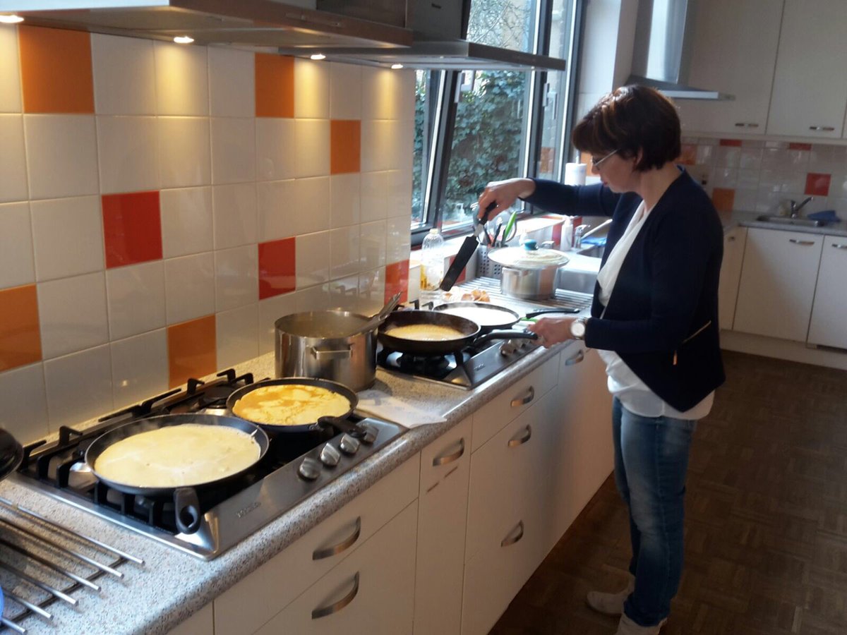 Vandaag staat er een heerlijke stapel pannenkoeken klaar voor onze gasten, gebakken door onze vrijwilligers. Mmmmm