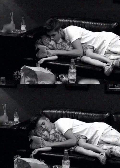 _justinbot's tweet photo. คือจัสตินอะเหมาะสมกับการเป็นพ่อของลูกมากที่สุดละ เวลาอยู่กับเด็กแมร่งโครตน่ารัก
#biliber #justinBeiber https://t.co/fPyDejN5Fh