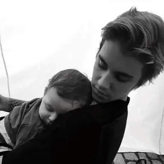_justinbot's tweet photo. คือจัสตินอะเหมาะสมกับการเป็นพ่อของลูกมากที่สุดละ เวลาอยู่กับเด็กแมร่งโครตน่ารัก
#biliber #justinBeiber https://t.co/fPyDejN5Fh