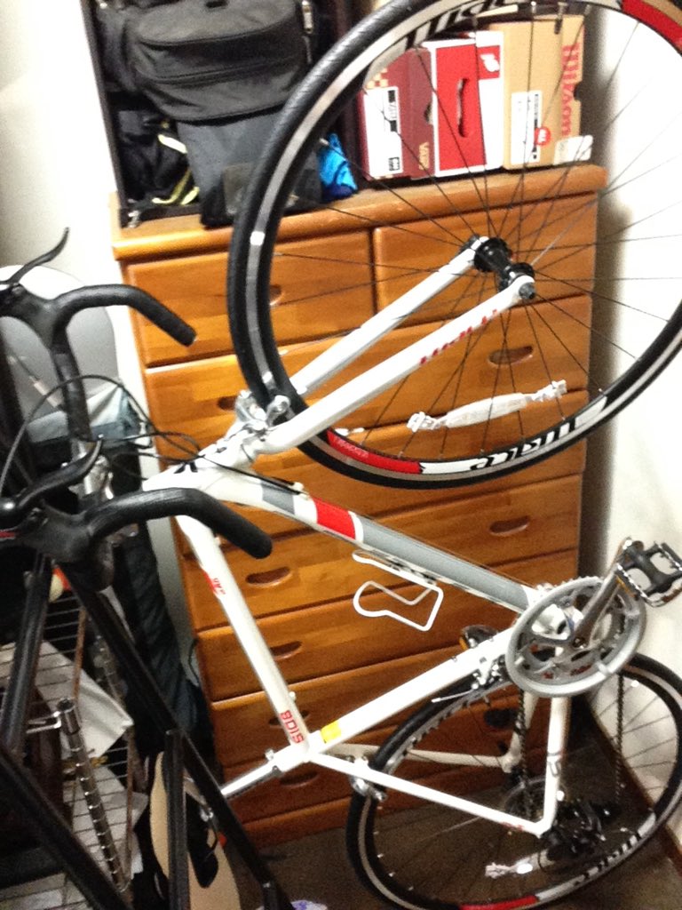 nakso6221's tweet photo. 今日やっとロードが届いたのでとりあえず、組み立てて部屋に置いてみました！...これで、やっと俺もロードに乗れる!（≧∇≦） https://t.co/AR0eJzq3VF