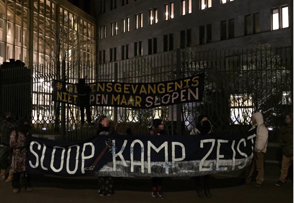 afadenhaag's tweet photo. Vanochtend blokkade v #MinJus, verantwoordelijk voor bouw #gezinsgevangenis #KampZeist, door #AAGU #RefugeesWelcome https://t.co/7vRuxy0ERL