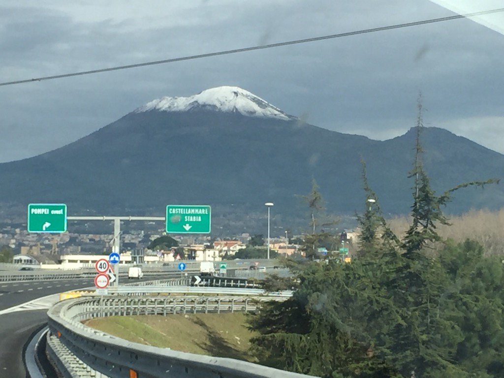 robertocomolli's tweet photo. Il Vesuvio innevato , quasi una rarità . #noidelledlp https://t.co/Tt8GPePrjI