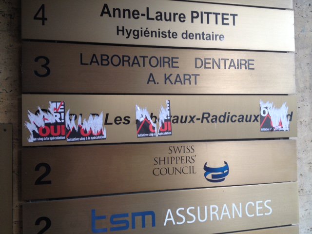 PLR_VD's tweet image. Des militants @JusoSchweiz ont pris les enseignes du #PLRVD comme supports pour leurs autocollants #mauvaisjoueur