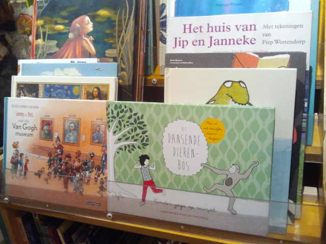 DDierenbos's tweet photo. Het blijft een feest om ons boek zo mooi te zien liggen in gave winkels. Hier in Tinkerbell Amsterdam! https://t.co/tdR1xC0Tao