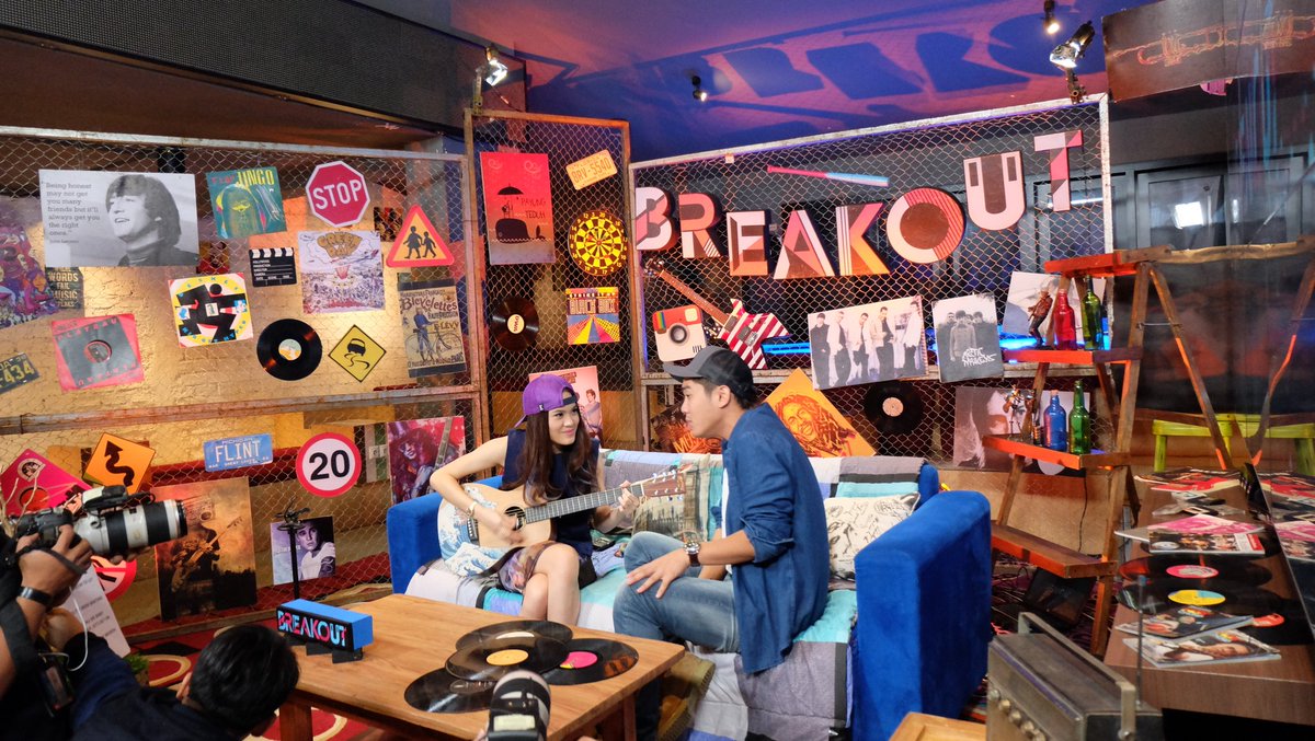 ssheinafiaz's tweet photo. Brokenhearted cover by host @sherylsheinafia & @boywilliam @breakoutnet #BreakoutNETLivePerform https://t.co/plCq4MxbbR