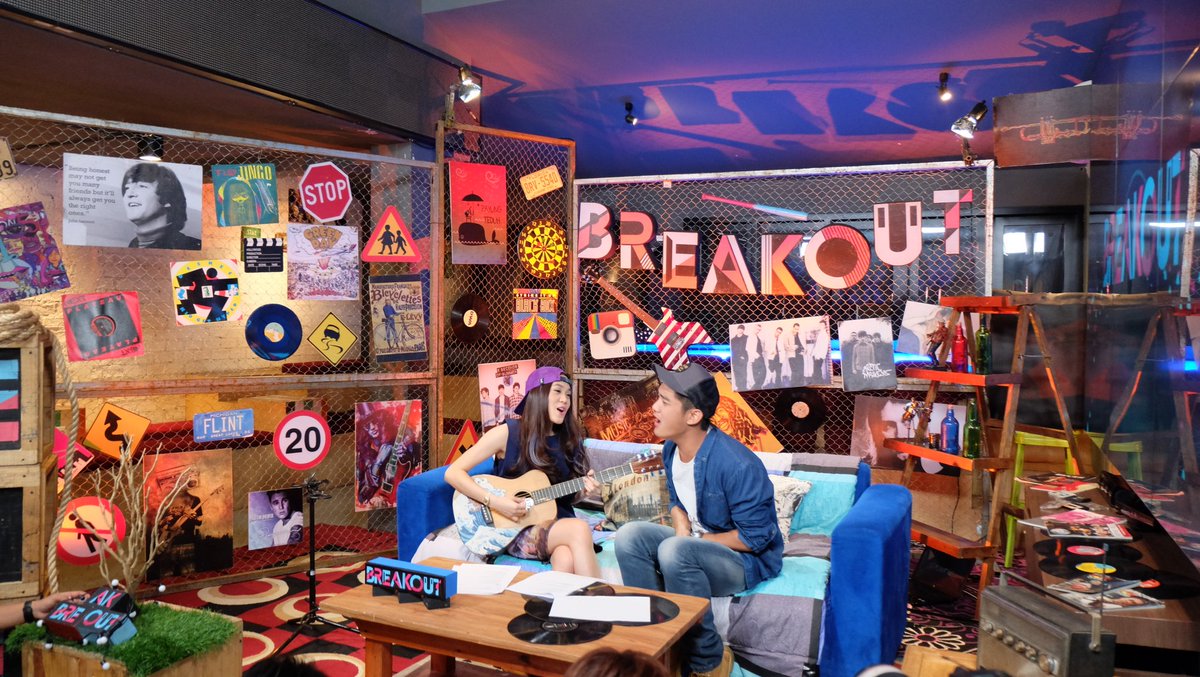 ssheinafiaz's tweet photo. Brokenhearted cover by host @sherylsheinafia & @boywilliam @breakoutnet #BreakoutNETLivePerform https://t.co/plCq4MxbbR