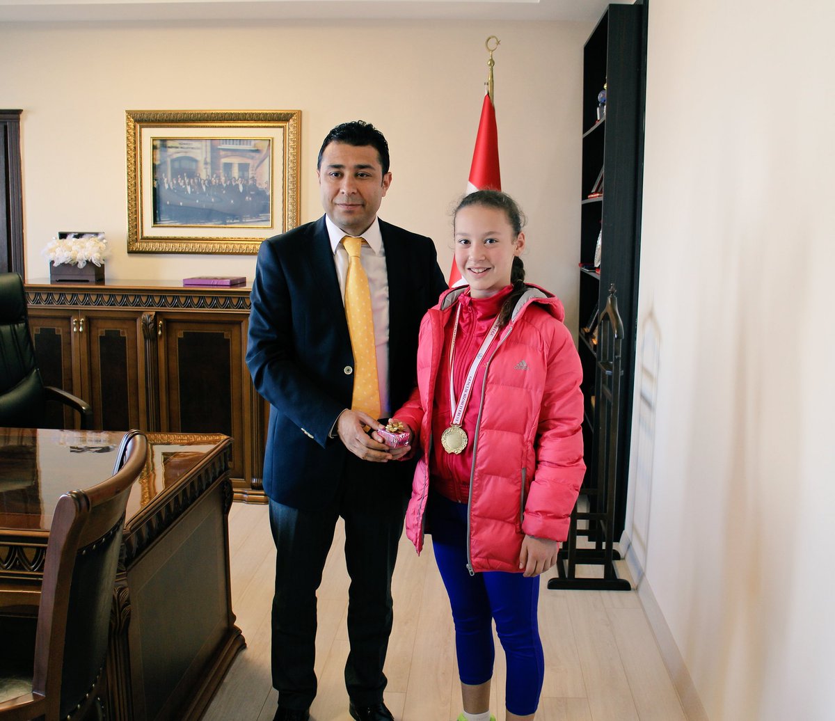 KAYMAKAMLIGI's tweet photo. Perşembe Cumhuriyet İlkokulu 4.sınıf öğrencisi Derin Naz Baş, 12 yaş grubu Türkiye tenis şampiyonasında 1.Olmuştur. https://t.co/RCHNthPfzc