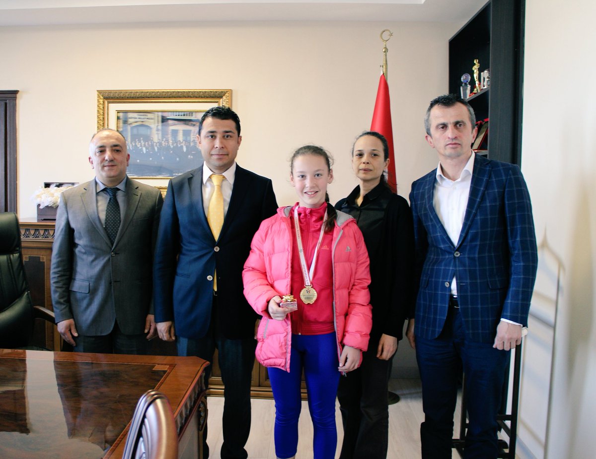 KAYMAKAMLIGI's tweet photo. Perşembe Cumhuriyet İlkokulu 4.sınıf öğrencisi Derin Naz Baş, 12 yaş grubu Türkiye tenis şampiyonasında 1.Olmuştur. https://t.co/RCHNthPfzc
