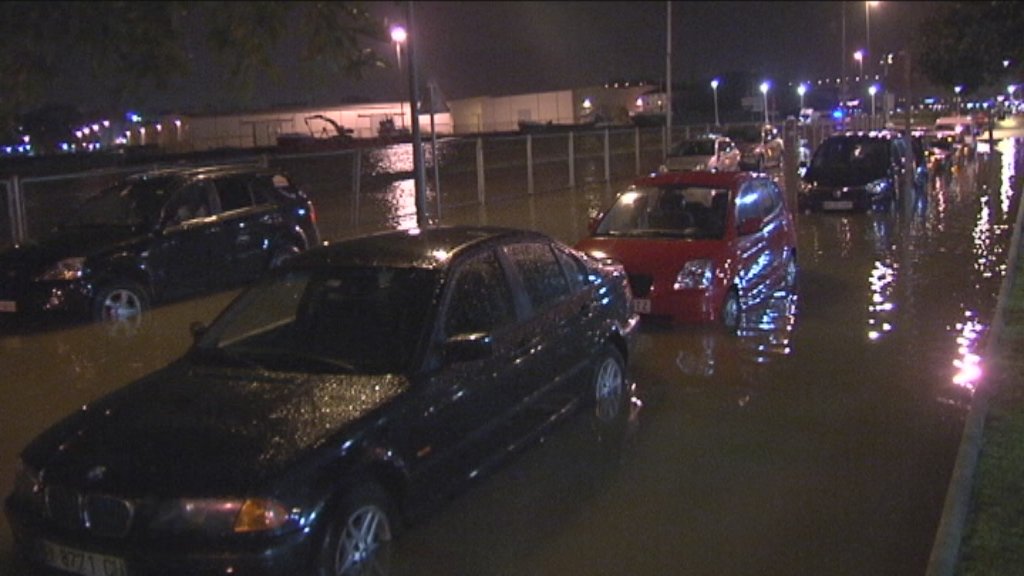 orainnoticias's tweet photo. VÍDEO La ría se desborda en Elorrieta #Bilbao: https://t.co/MOtZJnEHD2 https://t.co/VqOCTxByVD