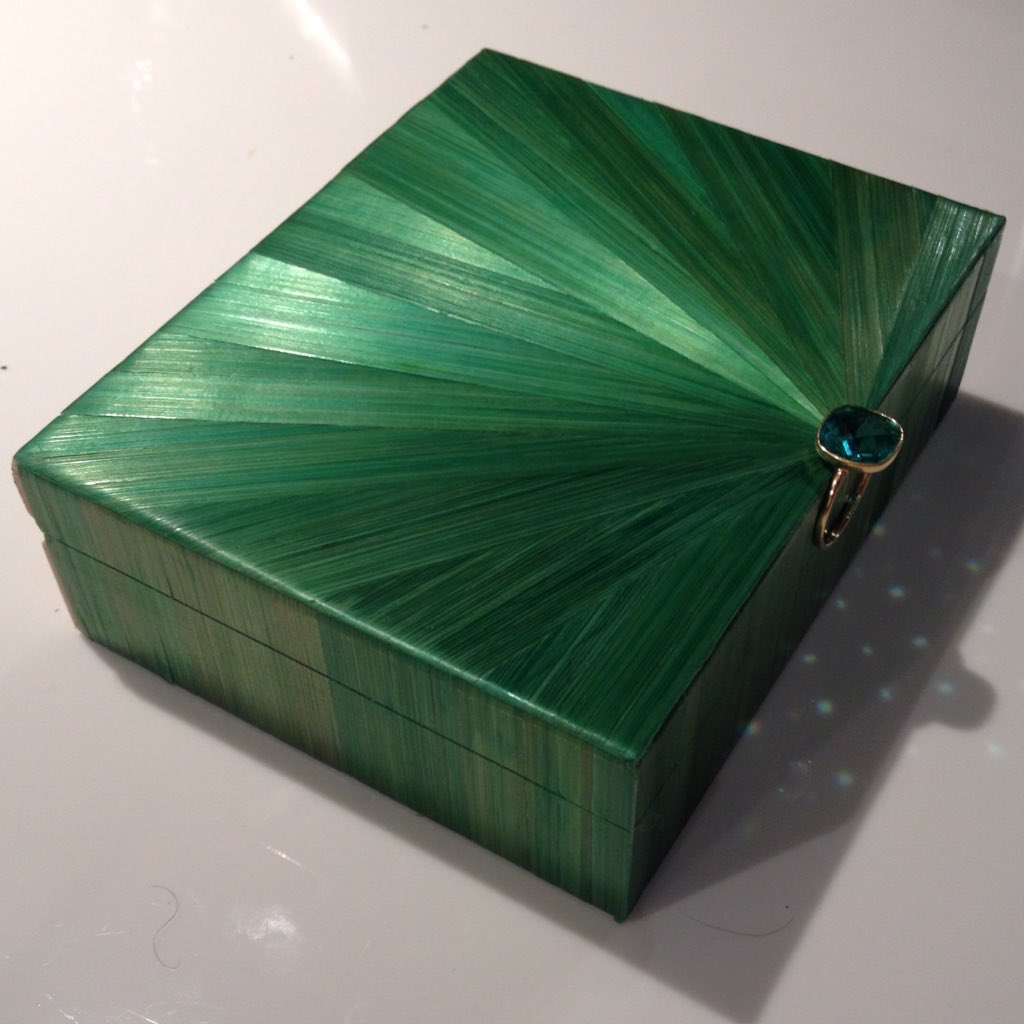 AtelierParisVI's tweet image. Jewel box handmade in #paris #strawmarquetry #marqueteriedepaille #artisanat #MadeInFrance #green #ecodesign