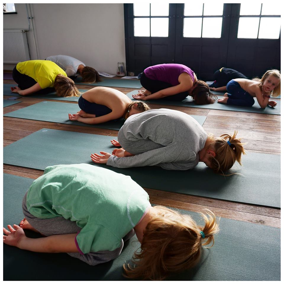 DDierenbos's tweet photo. Dat ziet er relaxed uit! Deze kids doen de oefening van de Slak, uit het Dansende Dierenbos.... #yoga #kinderyoga https://t.co/6atFQCYemO