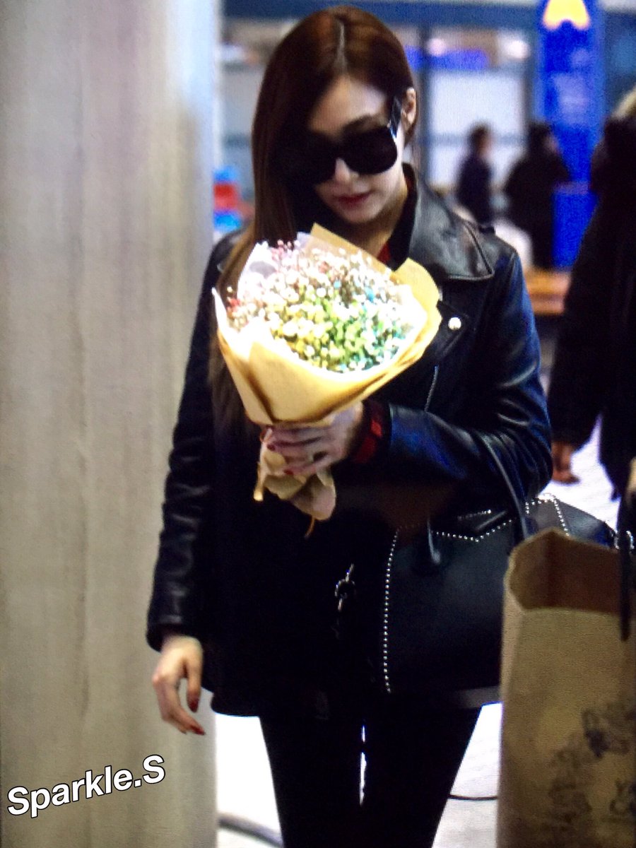 [PIC][10-03-2016]Tiffany trở về Hàn Quốc vào chiều nay CdLFCyUUYAAbf4H