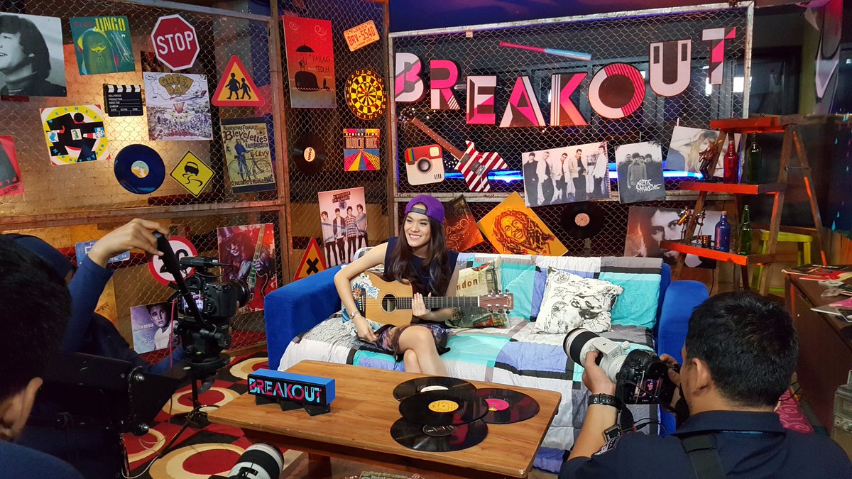 ssheinafiaz's tweet photo. Gimana coaching clinic RED @taylorswift13 dari capt @sherylsheinafia @breakoutnet ? #BreakoutNETLivePerform https://t.co/UMdABJh2o8