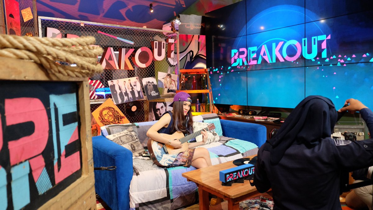 ssheinafiaz's tweet photo. Gimana coaching clinic RED @taylorswift13 dari capt @sherylsheinafia @breakoutnet ? #BreakoutNETLivePerform https://t.co/UMdABJh2o8