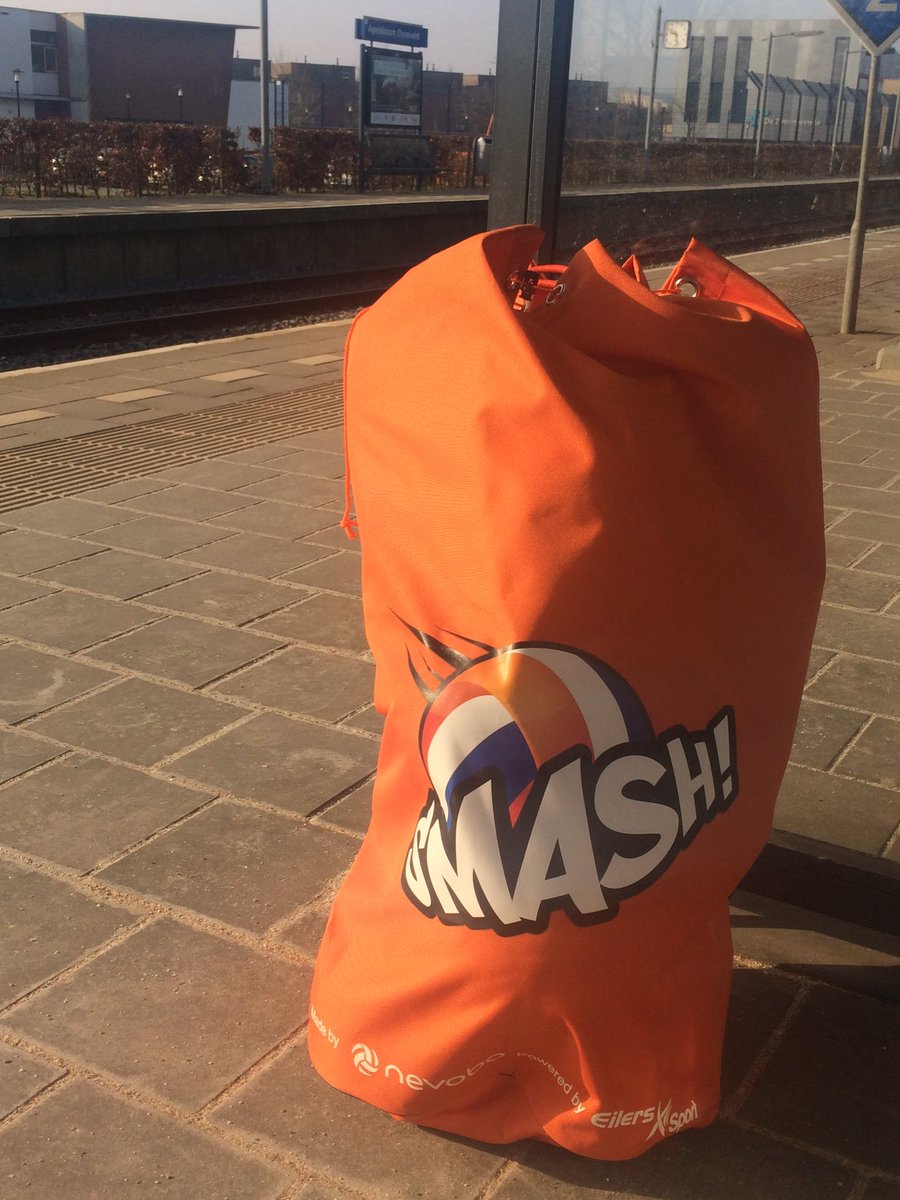 SuzanneLuys's tweet photo. Opgehaald @NevoboOost @Apeldoorn ! #smashbal pakket voor @VoreoRavenstein Welke #volleybal club volgt? @SEC_Oss https://t.co/xhCJ9bjSZS