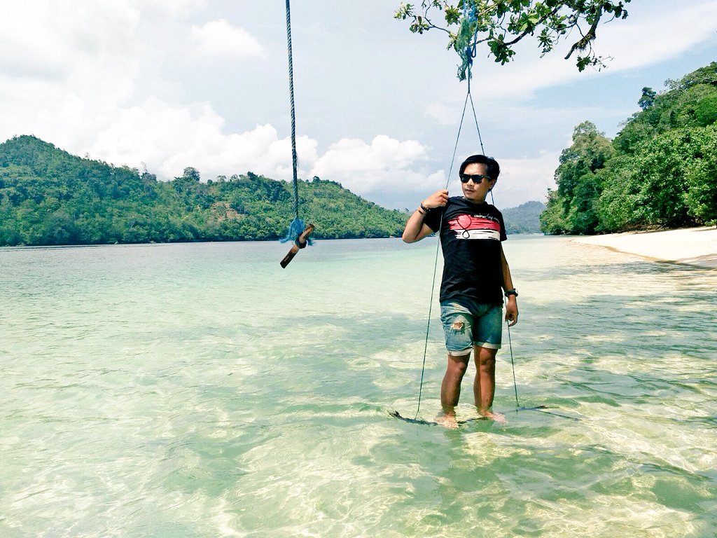 BackpacktourID's tweet photo. Maukah kalian menemani aku disini? Waru-Waru beach, Malang. Pantainya bersih, pasirnya lembut, arusnya santai. Mau? https://t.co/i4yN8c1wcM