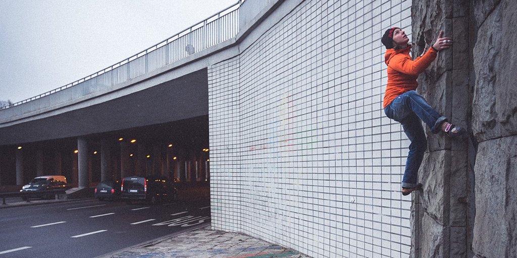 We went #buildering with <a href="/Sportiva/">La Sportiva</a> &amp; <a href="/mammut/">Mammut</a> athlete <a href="/AleksTaistra/">Aleksandra Taistra</a> in #warsaw. More here: buildering.net/2016/03/09/ola…