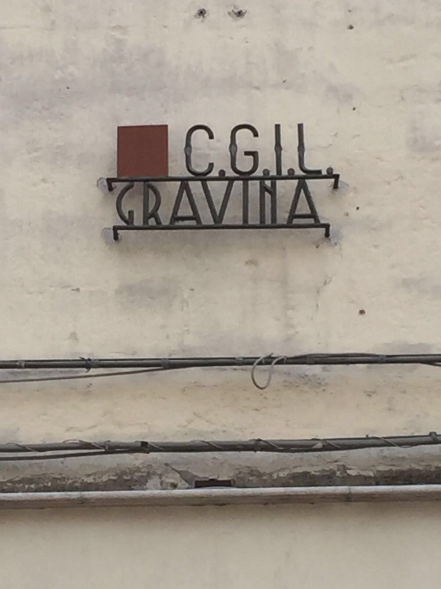 Cartauniversale's tweet photo. Dopo Gravina, si riparte. Stamattina siamo a Trani dove incontreremo altri giovani e parleremo di lavoro e diritti https://t.co/cEJ2Amq7yJ