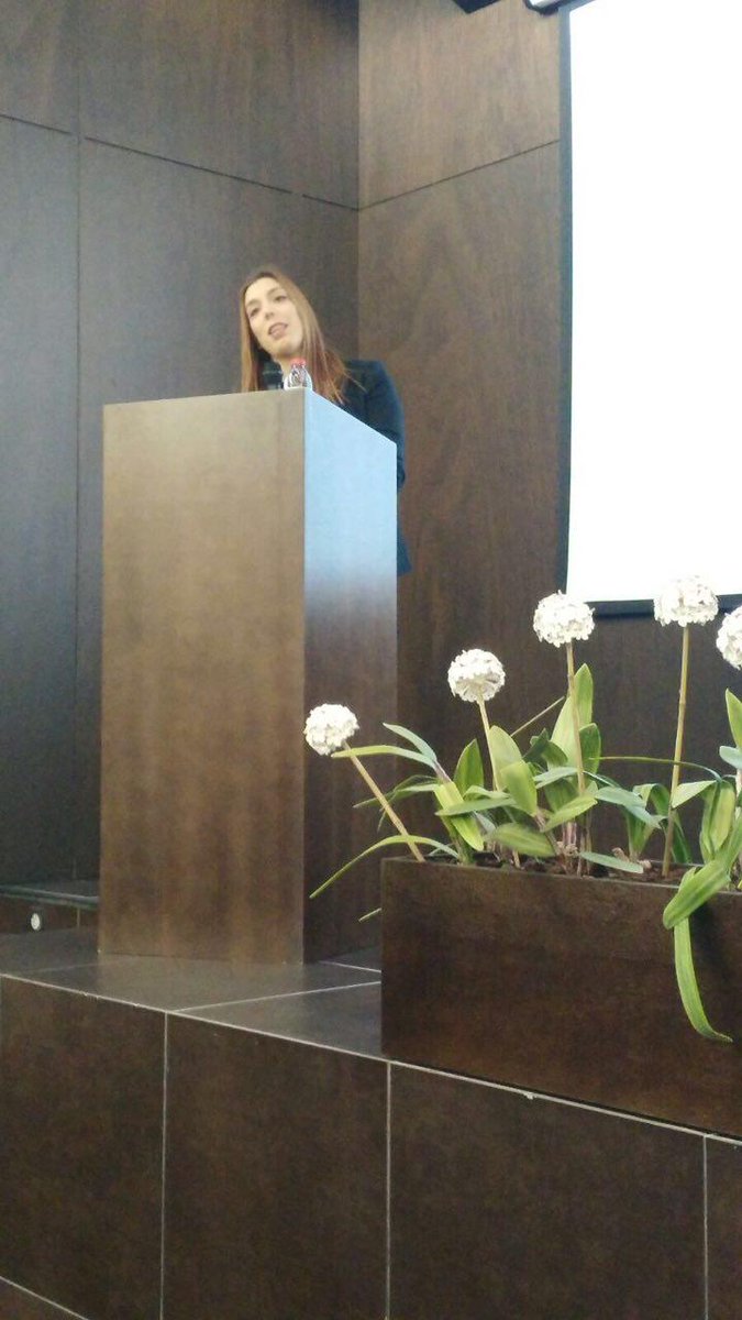 Nuestra compañera Alba Alcaide presenta a los ponentes  D.David Pérez Cruzado y D.José Antonio Merchán #IJornadasTO.