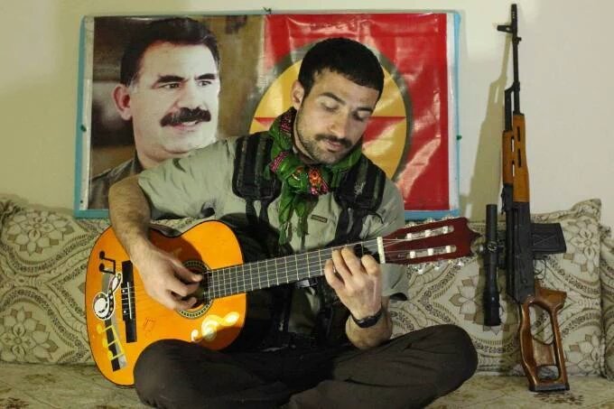 DihaEncu's tweet photo. Koma Sê Bira'nın Erkan Benli gitarıyla birlikte YPS saflarına katıldı... https://t.co/wsztxalekB