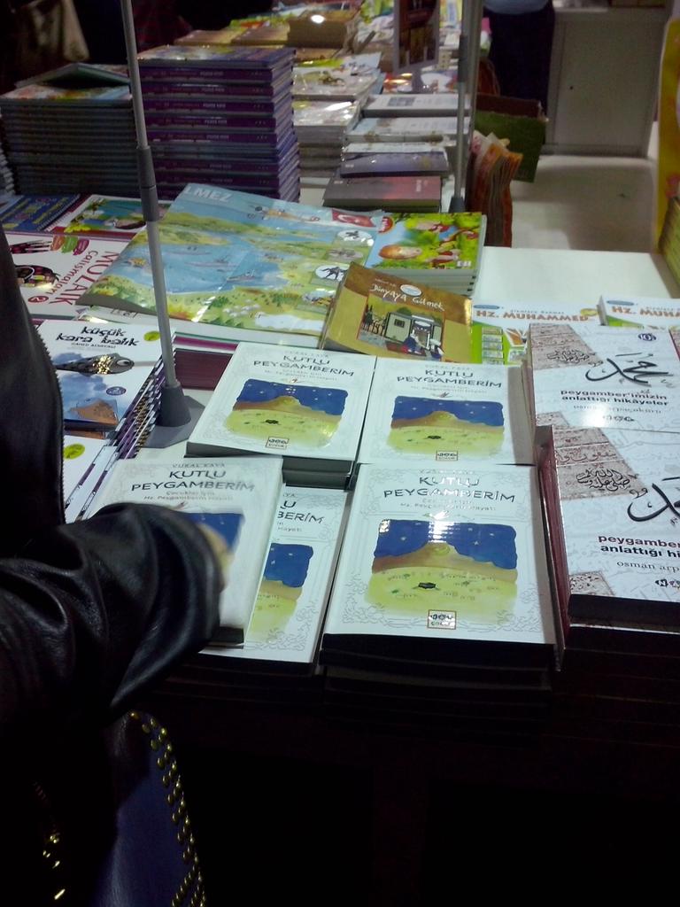 <a href="/Vural_Kaya1903/">Vural Kaya</a> abimizin yeni kitabı #CNRKitapFuarı nda narçocuk standında <a href="/beyazbulutdergi/">BeyazBulut Dergisi</a>