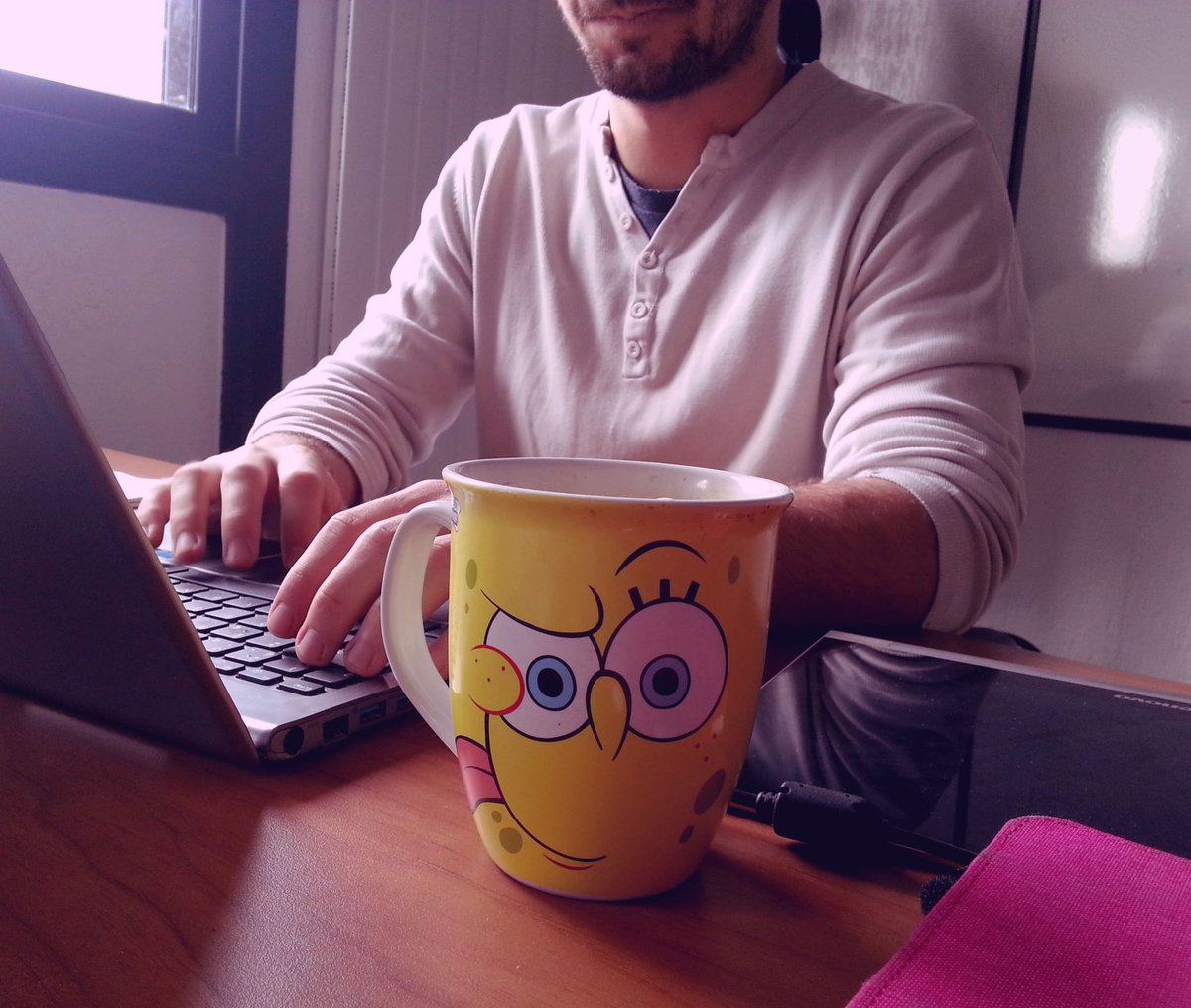 ViaFabula's tweet photo. Une grande dose de #café : c'est la recette de Rémy, notre développeur, pour être au top ! #TeamViaFabula #durdur https://t.co/42bspYGGWr