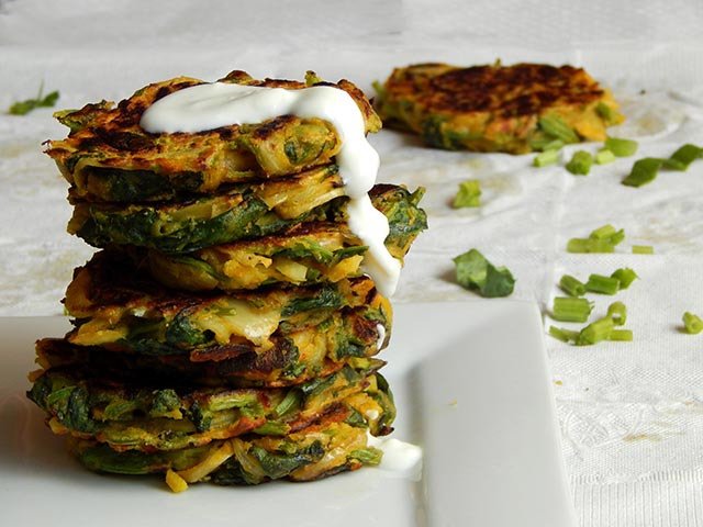 #SpinachFritters, known as #PalakPakoda is one of the most tempting #NorthIndian #snacks - goo.gl/6ws7jV